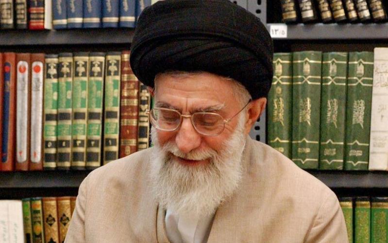 Аятолла Хаменеи выразил недовольство отсутствием перевода трудов Ибн Сины