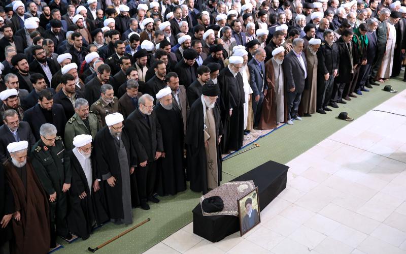 Намаз над усопшим аятоллой Хашеми Шахруди под предстоятельством аятоллы Хаменеи