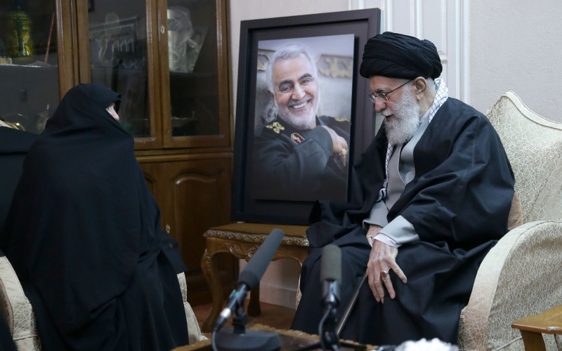 Аятолла сейед Али Хаменеи пришёл в дом мученика Солеймани