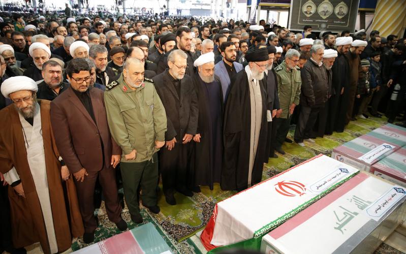 Аятолла Хаменеи совершил джаназа-намаз над телами мучеников Гасема Солеймани и его соратников-муджахидов