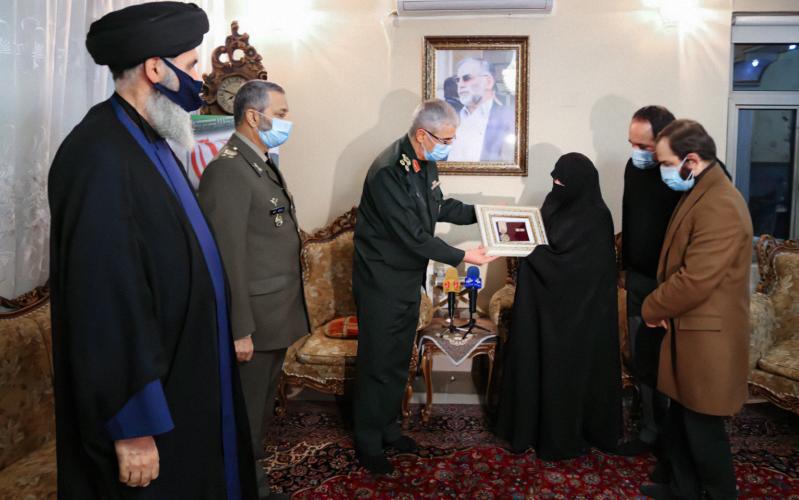 Верховный главнокомандующий ВС ИРИ аятолла Хаменеи наградил мученика Мохсена Фахризаде Орденом 