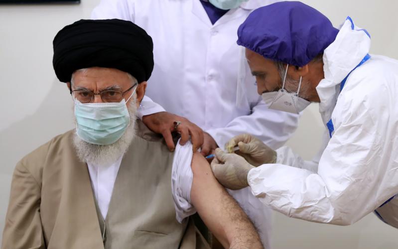 Аятолла Хаменеи сделал прививку первым компонентом иранской вакцины CovIran Barekat