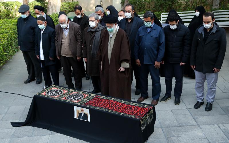 Аятолла Хаменеи совершил джаназа-намаз над телом старого и верного друга революции доктора Аббаса Шейбани