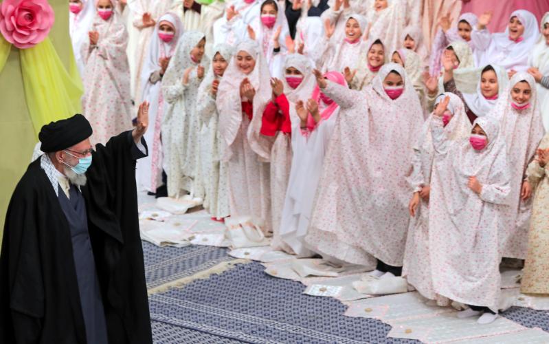 Церемония праздника богослужения учащихся-девочек в присутствии аятоллы Хаменеи