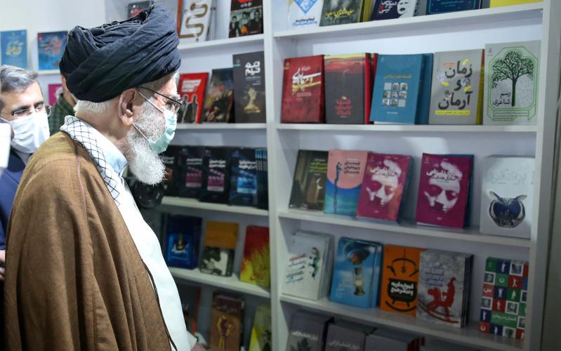 Лидер Исламской революции посетил XXXIV Тегеранскую международную книжную выставку