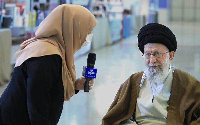Лидер Исламской революции ответил на вопросы корреспондента Гостелерадио ИРИ во время посещения XXXIV Тегеранской международной  книжной выставки