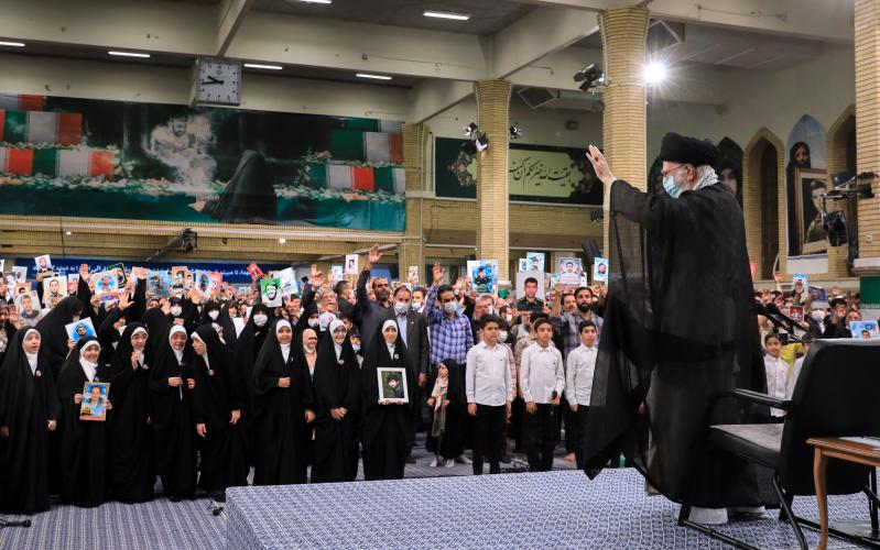 Встреча семей мучеников с лидером Исламской революции