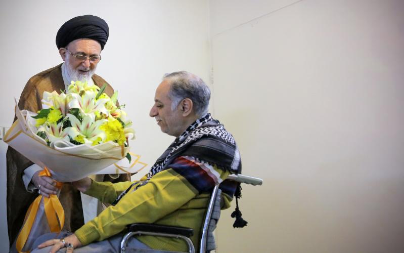В День самоотверженных инвалидов делегации от лидера Исламской революции навестили ряд семей славных самоотверженных инвалидов Священной обороны